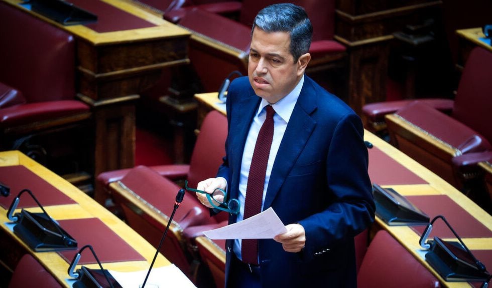 Κουμουνδούρου: κόκκινες γραμμές και κίτρινες κάρτες